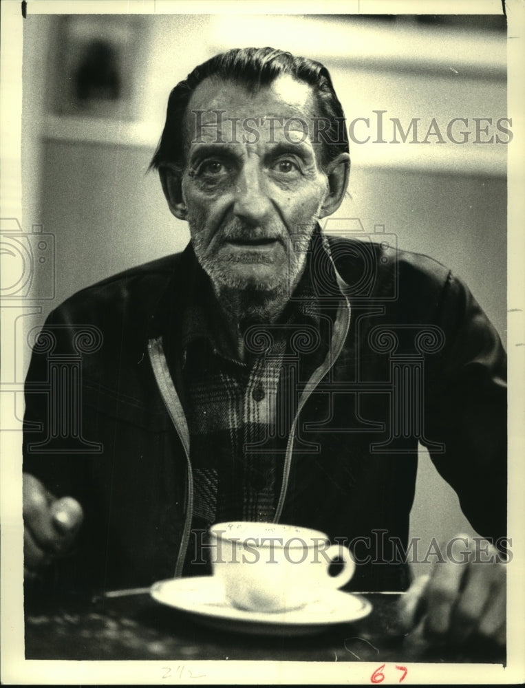 1985 Press Photo Harry Rose, homeless, drinks coffee at Albany, New York church - Historic Images