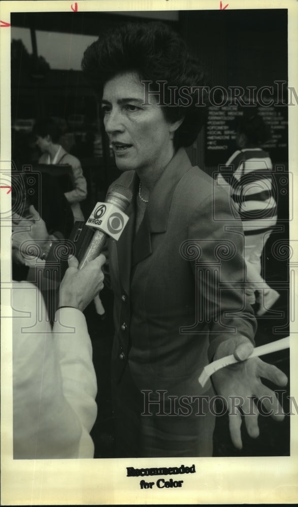 1992 Press Photo Liz Holtzman speaks outside Whitney Young Health Center, Albany - Historic Images