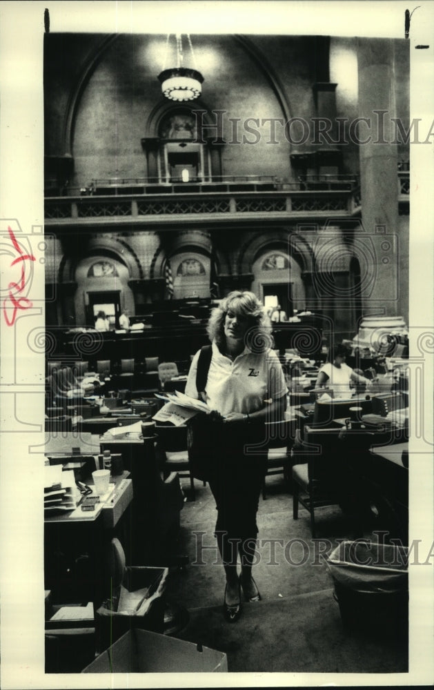 1986 Press Photo Marilee King in assembly chambers at Albany, New York Capitol - Historic Images