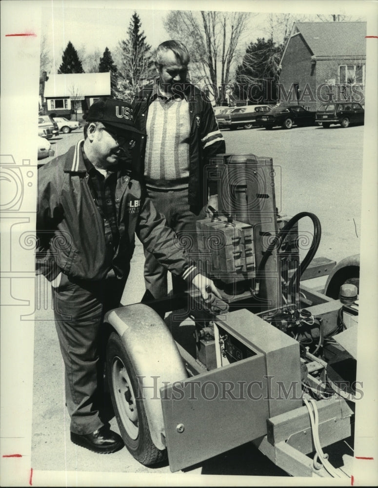 1982 Press Photo Cornell University lab technicians inspect equipment, New York - Historic Images