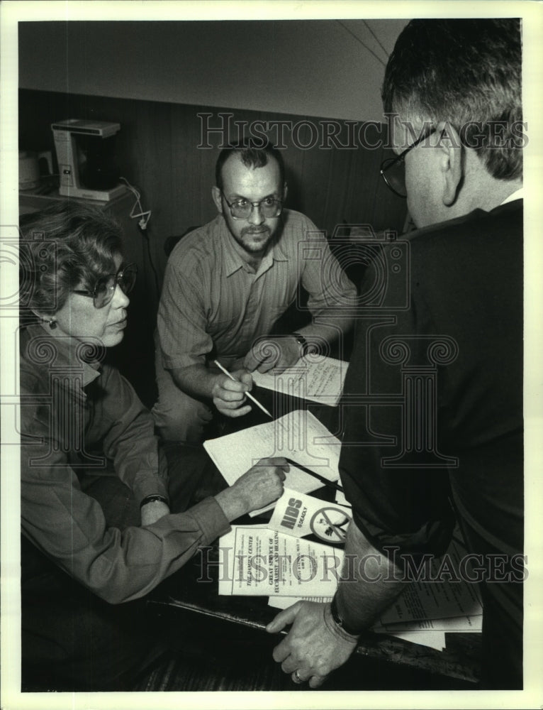 1990 Press Photo Damien Center staff reviewing notes, Albany, New York - Historic Images