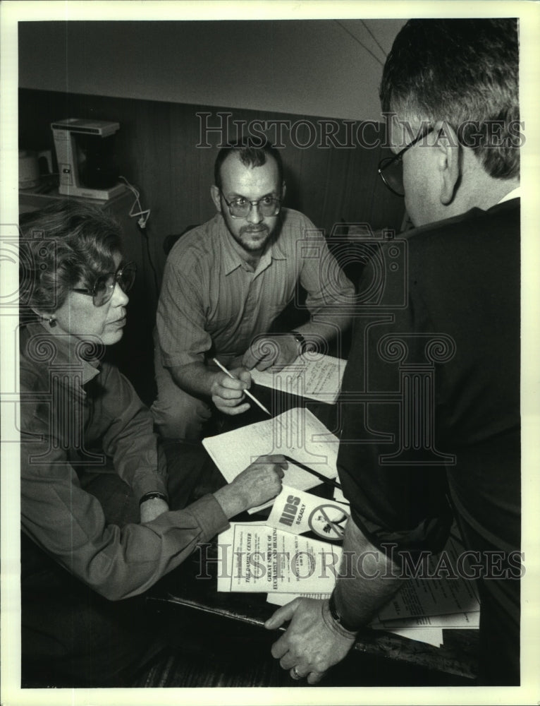 1990 Press Photo Damien Center staff reviewing notes, Albany, New York - Historic Images