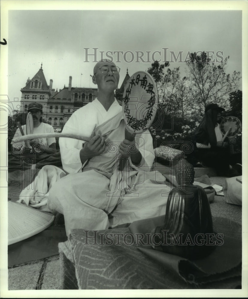 1994 Press Photo Buddhist Jun Yusuda joins environmental protest in Albany, NY - Historic Images