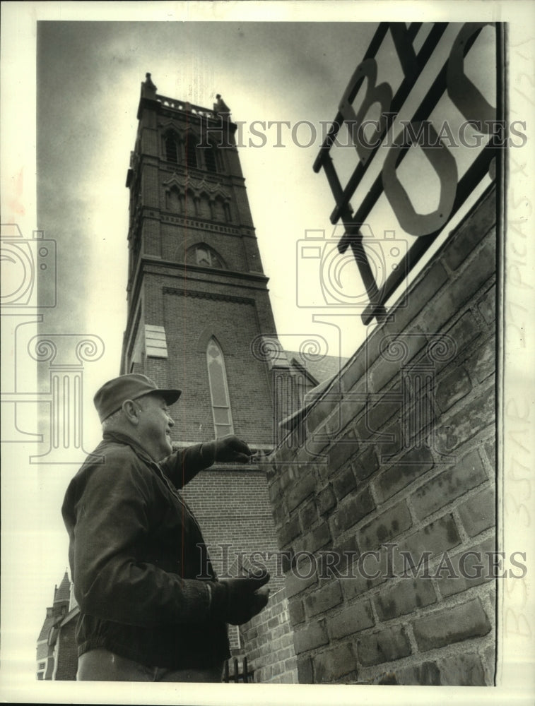 1983 Press Photo William Zimmerman applies mortar to brick wall in Albany, NY - Historic Images