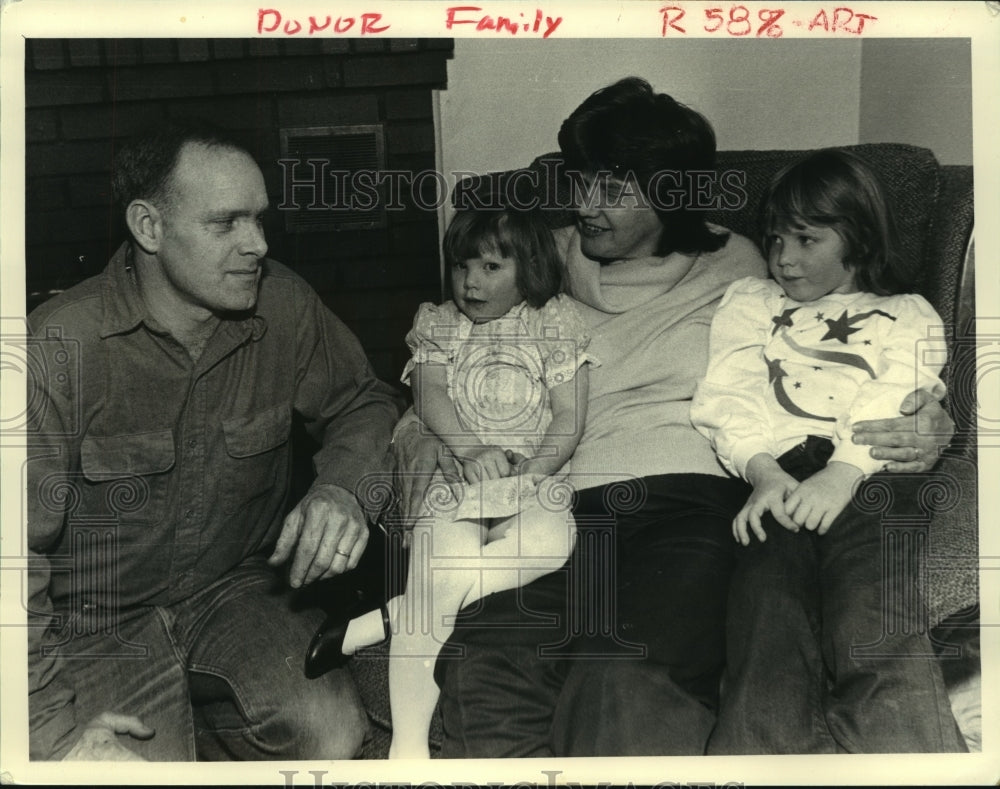 1986 Press Photo Mr. &amp; Mrs. David Williams with daughters in Scotia, New York - Historic Images