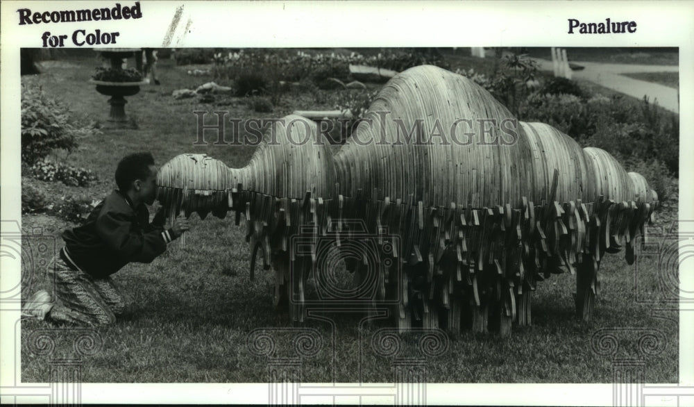 1992 Press Photo Kid checking out "Roots" sculpture in Albany, NY Academy Park - Historic Images