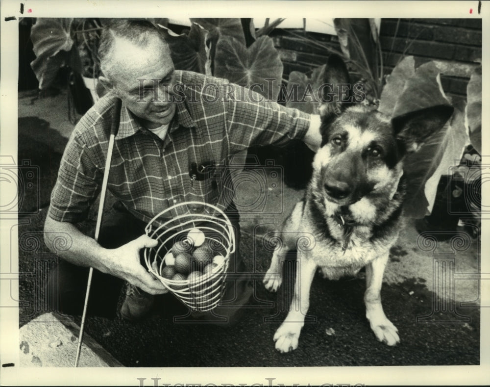 1988 Press Photo Bob Hoffman &amp; dog, Nike, in Colonie, New York - tua03624 - Historic Images