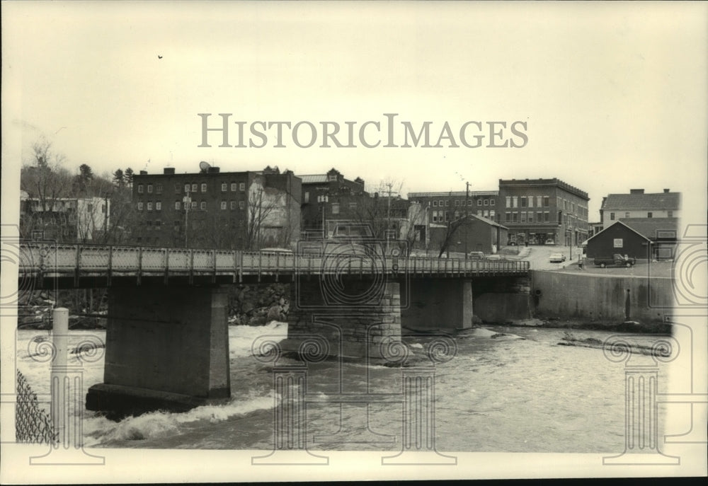 1985 Press Photo The Hoosic River passes through town of Hoosick Falls, New York - Historic Images