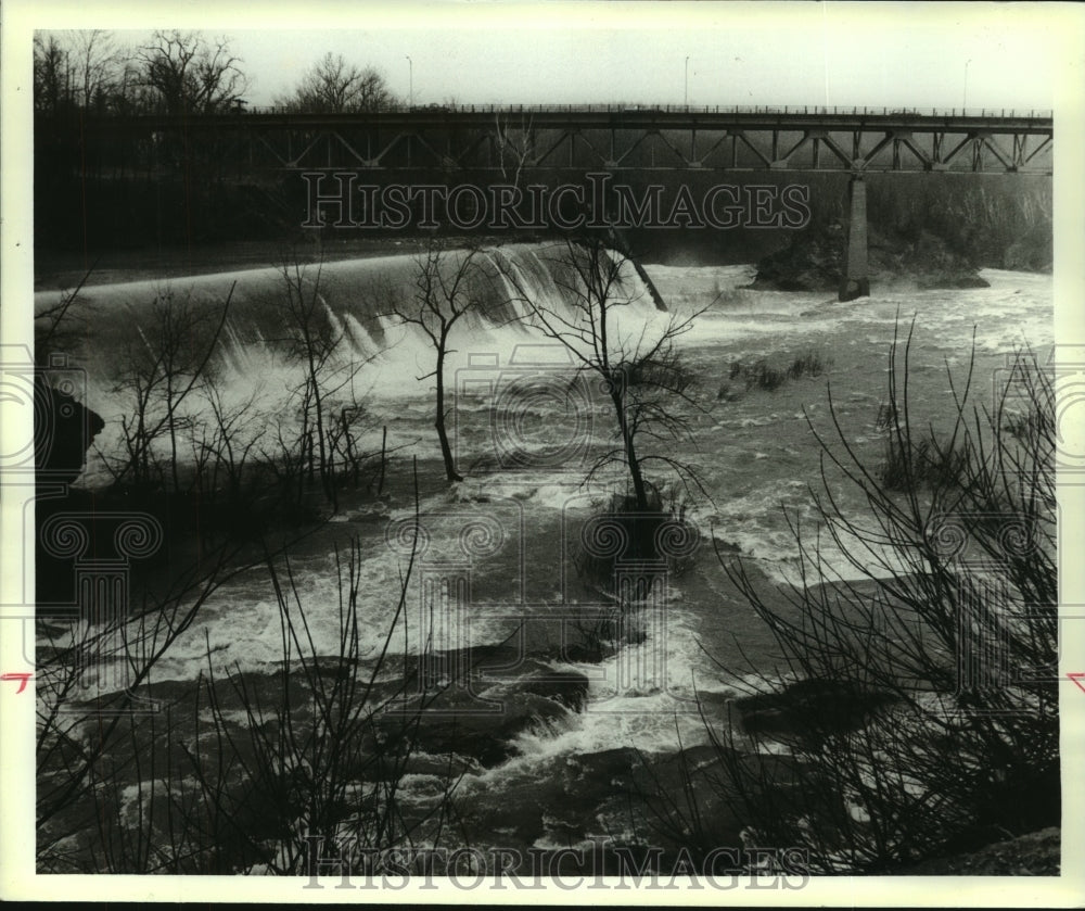 1990 Press Photo The Hoosic River passing through Schaghticoke, New York - Historic Images