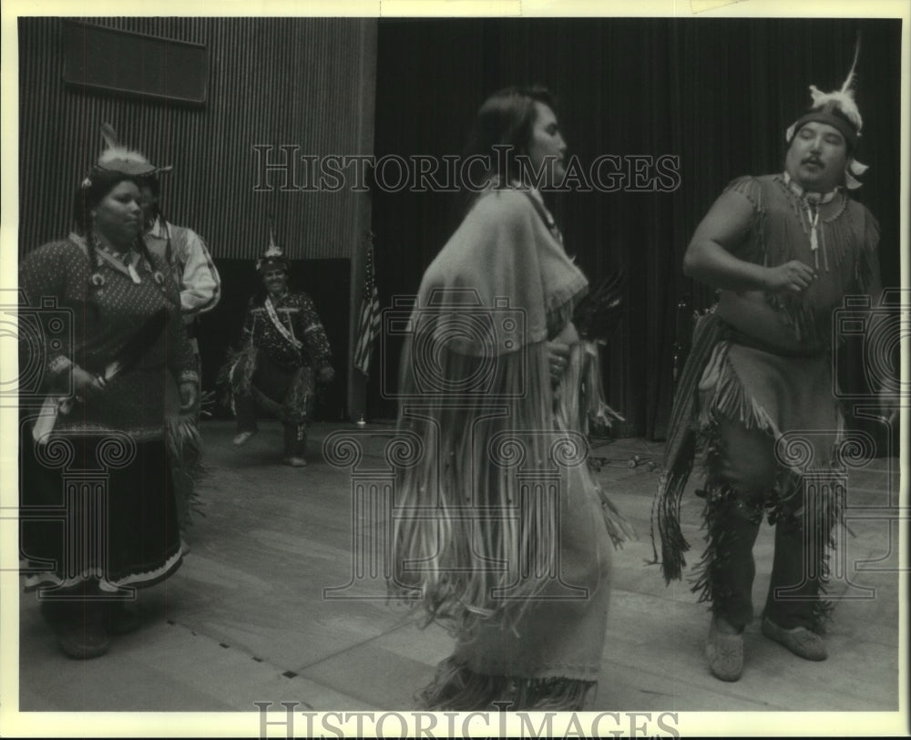 1993 Press Photo Canadian Iroquois Indian tribe dances at New York State Museum - Historic Images