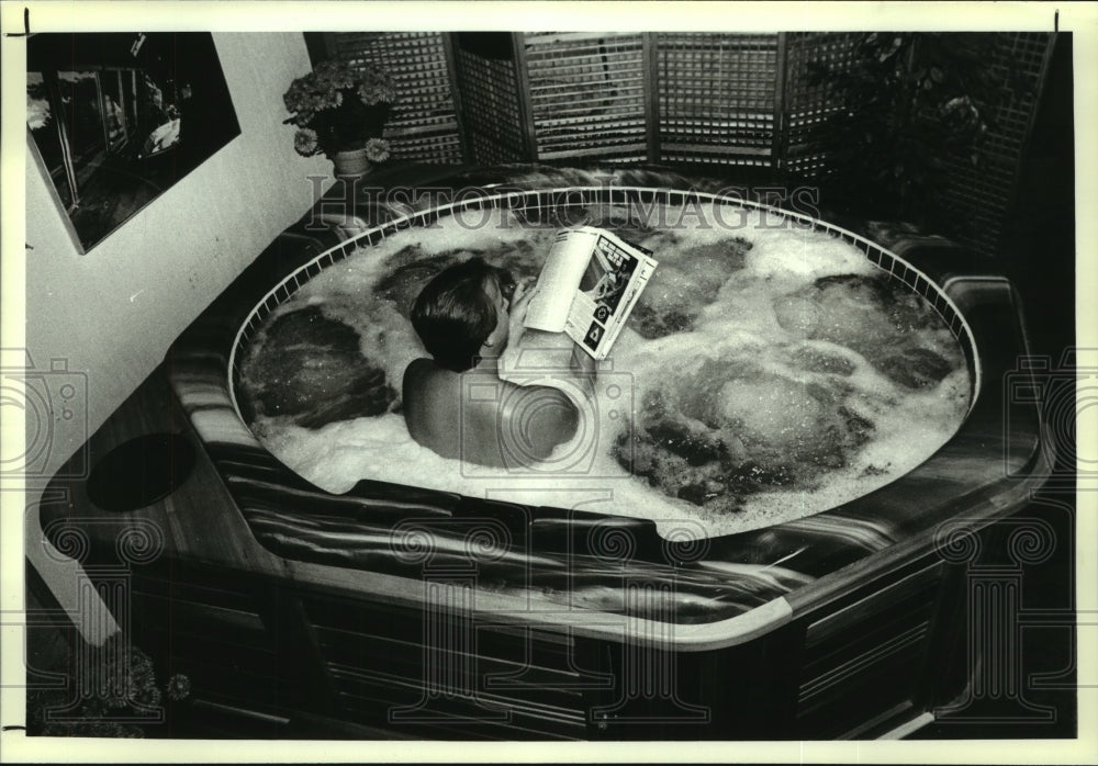 1989 Press Photo Model sitting in hot tub at Islander Pools in Colonie, New York - Historic Images