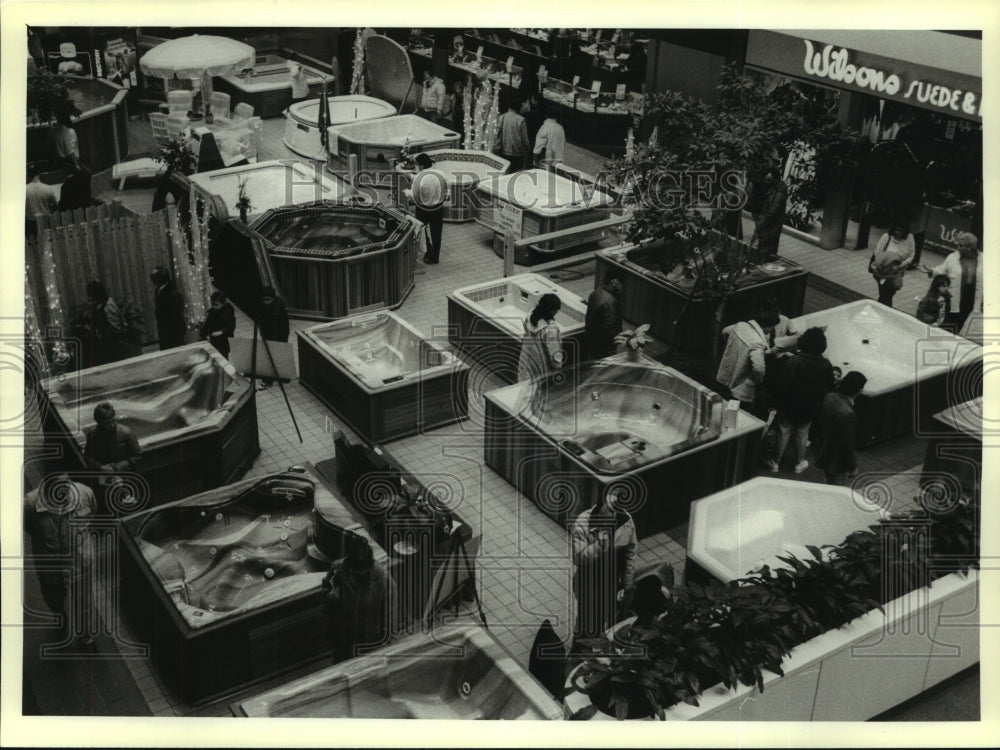 1989 Press Photo Display of hot tubs in Colonie, New York Shopping Center - Historic Images