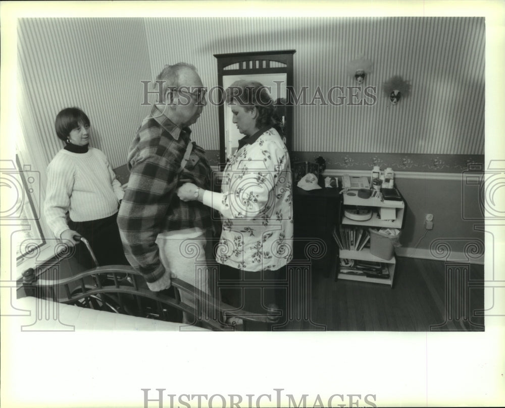 1995 Press Photo Home Health Aid helps stroke patient exercise in Scotia, NY - Historic Images