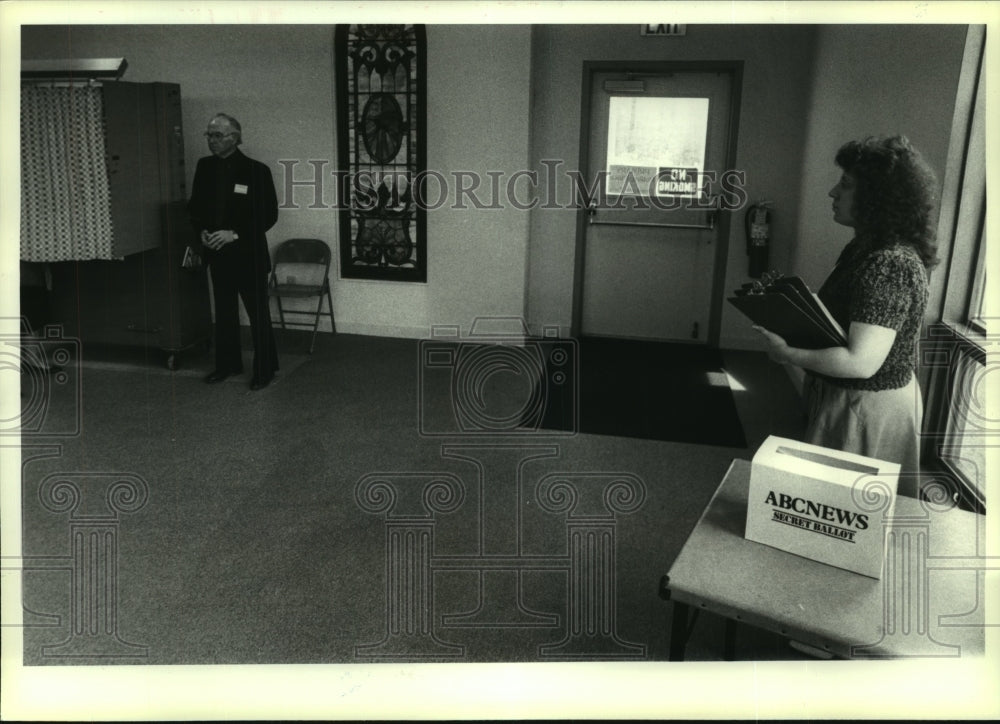 1988 Press Photo Poll taker at McKowneville, New York voting place exit - Historic Images