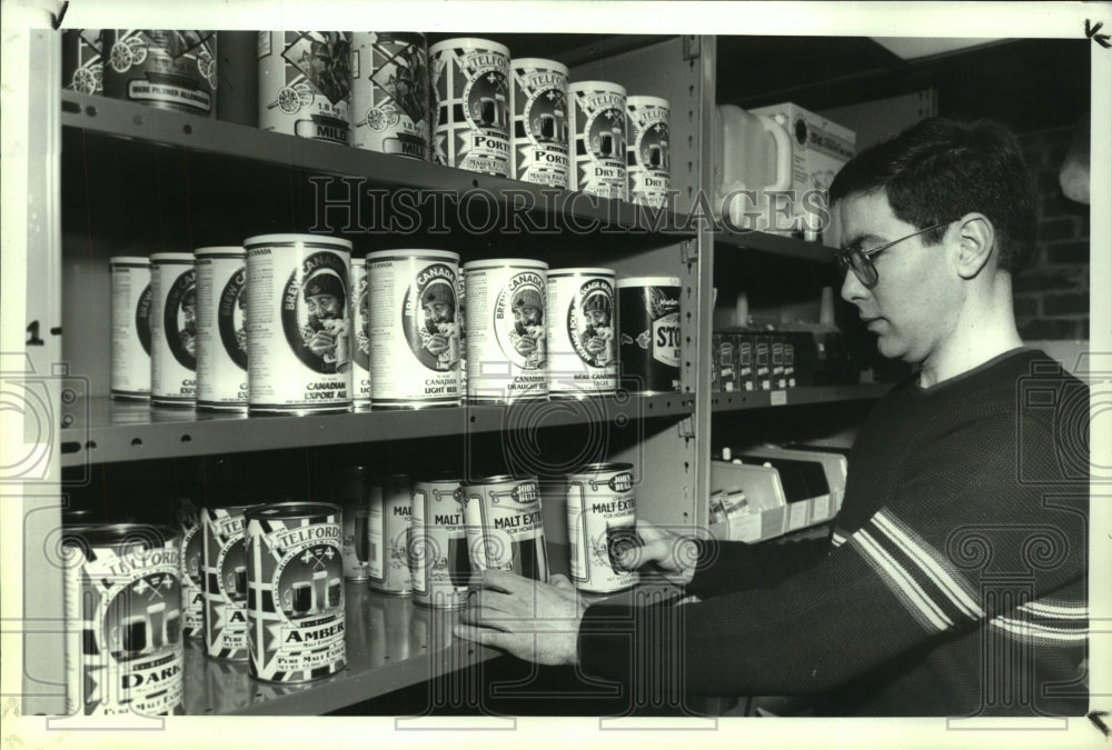 1992 Press Photo Wizard&#39;s Wort owner Chad Wilson checking stock, Glens Falls, NY - Historic Images