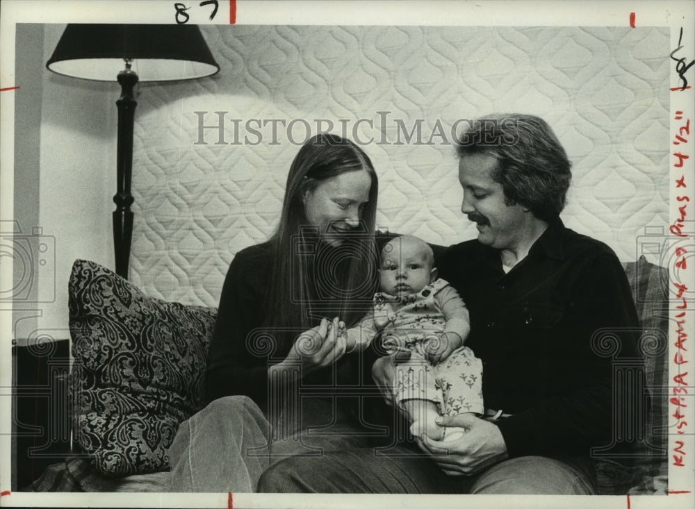 1980 Press Photo Rick & Ginger Worthington and baby Christopher 823 Park Ave - Historic Images