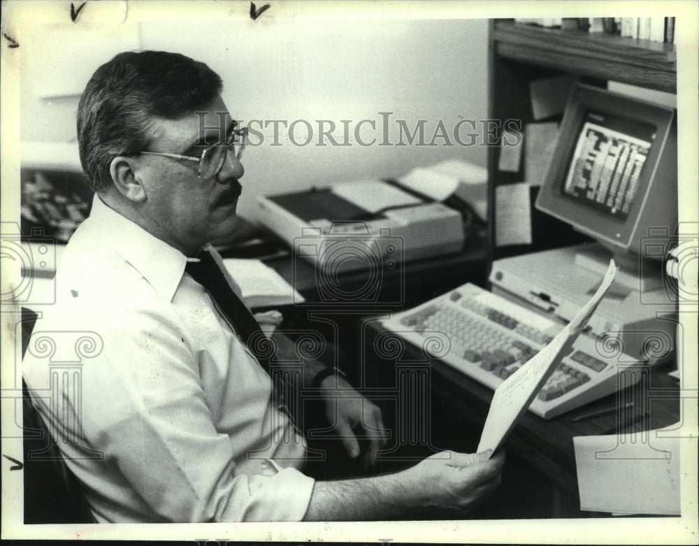 1990 Press Photo George Gasser, Saratgga Co. treasurer Saratgga Co. Muni Complex - Historic Images