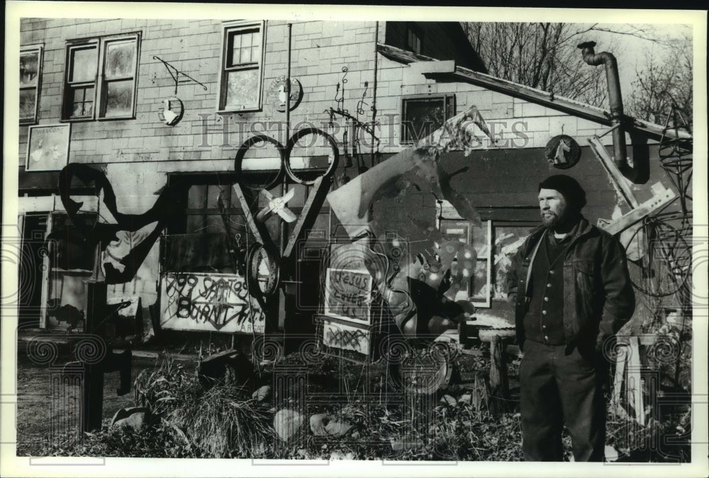 1989 Press Photo Burnt Hills, Allan R. Gately, Sculptor with his sculptures - Historic Images