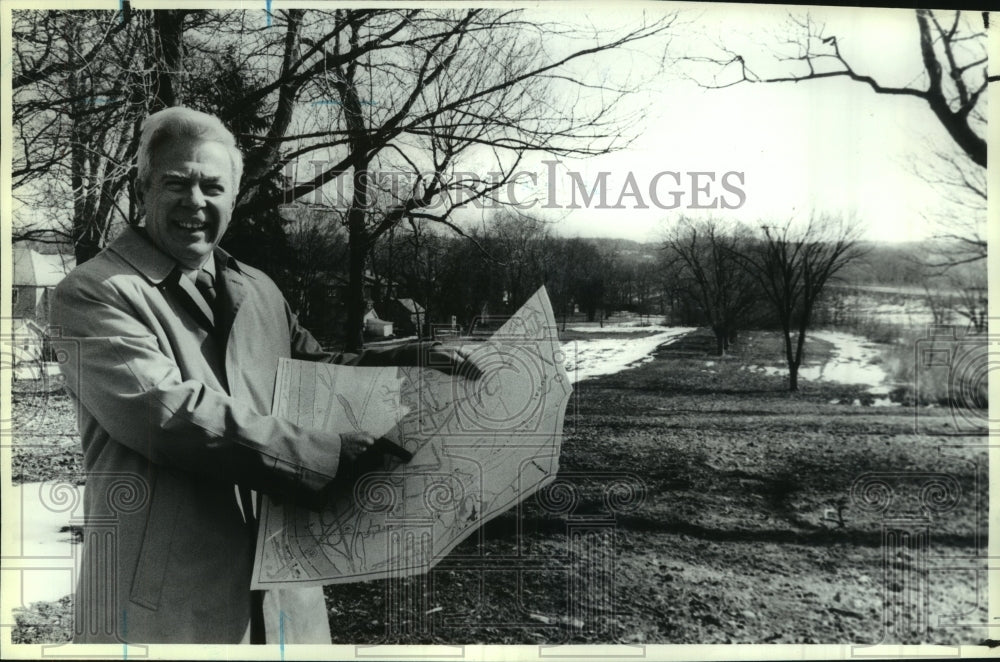 1990 Press Photo Menands, NY Mayor points out boundary lines of community park - Historic Images
