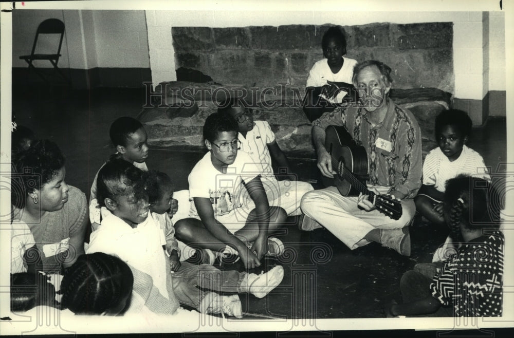 1988 Press Photo Gary Gossin leads singalong at New York vacation bible school - Historic Images
