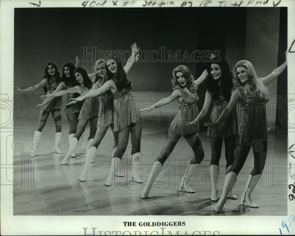 Press Photo Promotional photo of entertainment troupe &quot;The Golddiggers&quot; - Historic Images