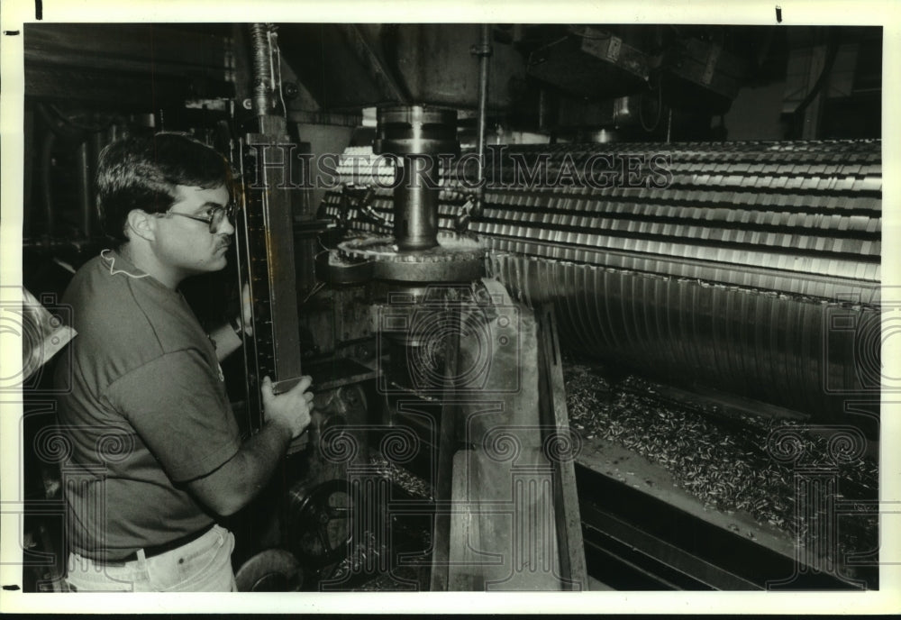 1991 Press Photo Mick Marchesiello with machinery in General Electric NY plant - Historic Images