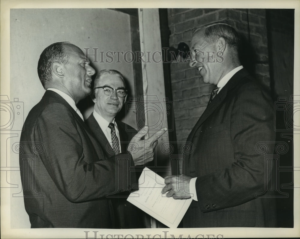 1963 Press Photo David Yunich, Douglas Lincoln, &amp; Judge John Holt-Harris, NY-Historic Images