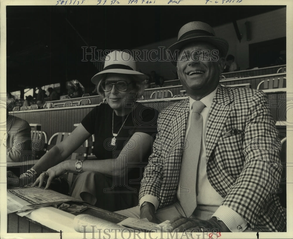 1976 Press Photo Mr. &amp; Mrs. David L. Yunich in grandstands at Saratoga, New York - Historic Images