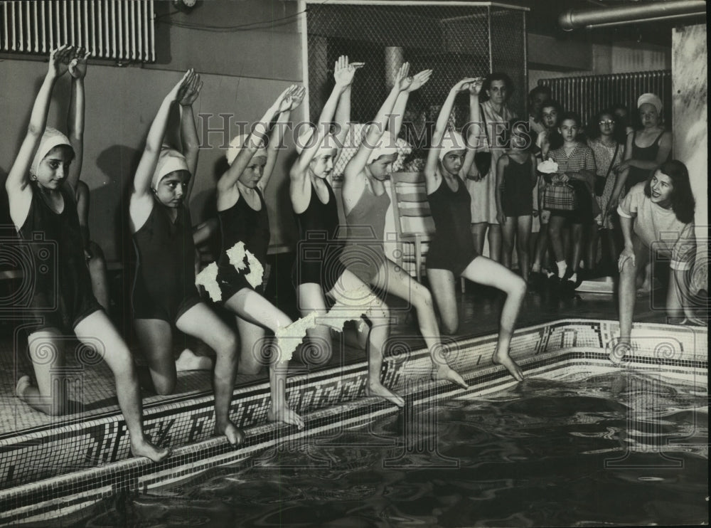 1947 Press Photo Mrs. Helen Moodie leads a diving class at Albany, NY YWCA - Historic Images