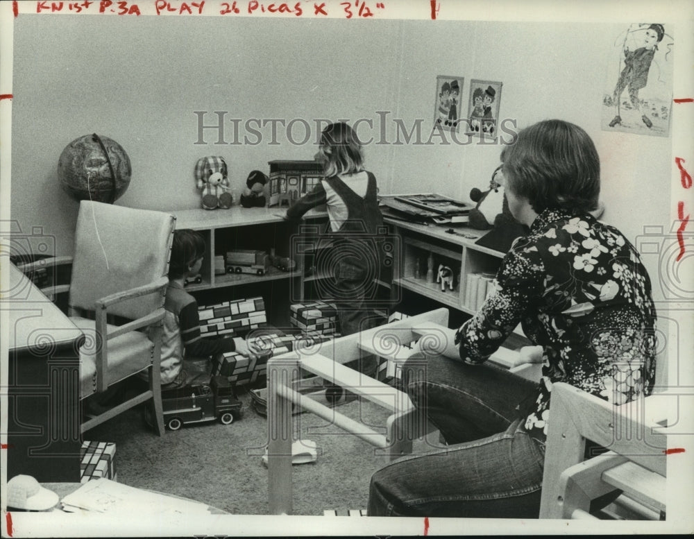 1981 Press Photo Children&#39;s playroom at Schenectady, NY YWCA Women&#39;s Shelter - Historic Images