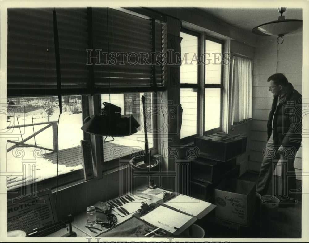 1983 Press Photo Schenectady, NY man operates bird feeders from comfort of home - Historic Images