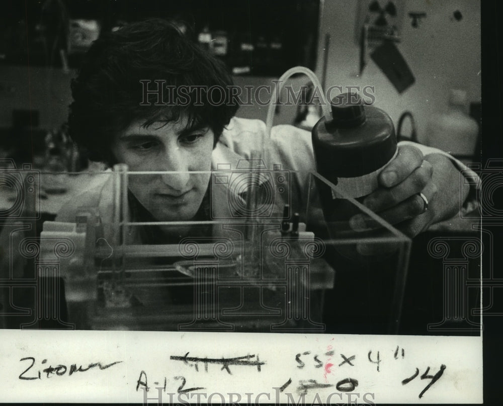 1980 Press Photo Dr. Richard Zitomer performs experiment in New York biology lab - Historic Images