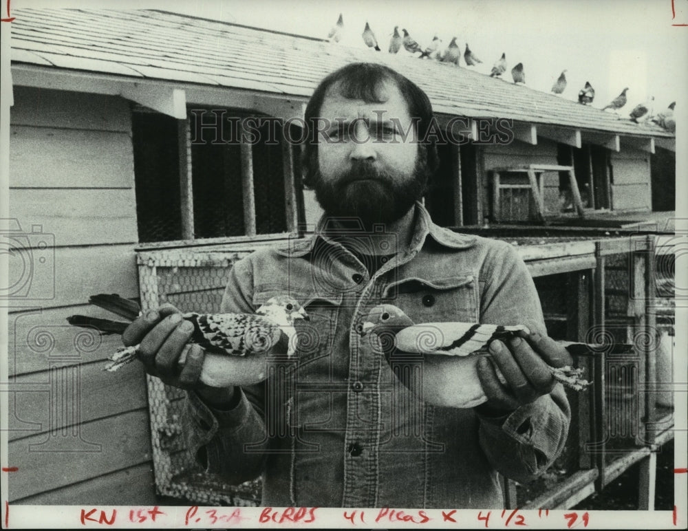 1980 Press Photo Rudy Zitz holds pigeons at Olympic Lodge, Lake Placid, New York - Historic Images