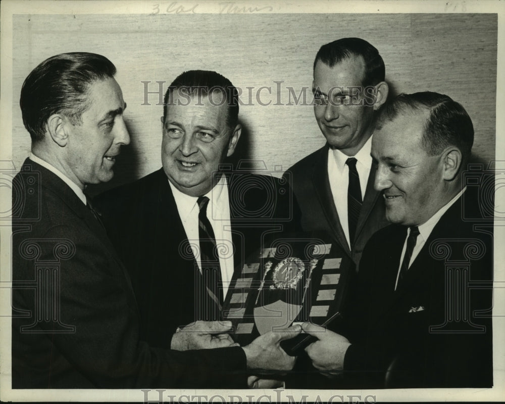 1965 Award presentation at Westinghouse, Inc. dealer meeting - Historic Images