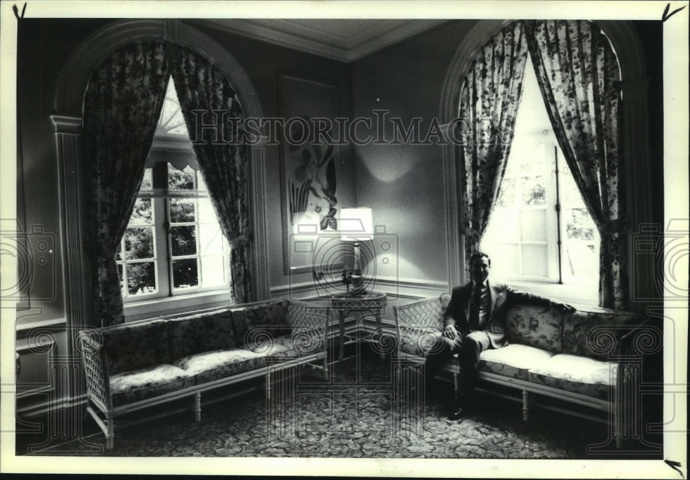 1990 Press Photo Saratoga, NY Gideon Putnam Hotel manager in renovated room - Historic Images