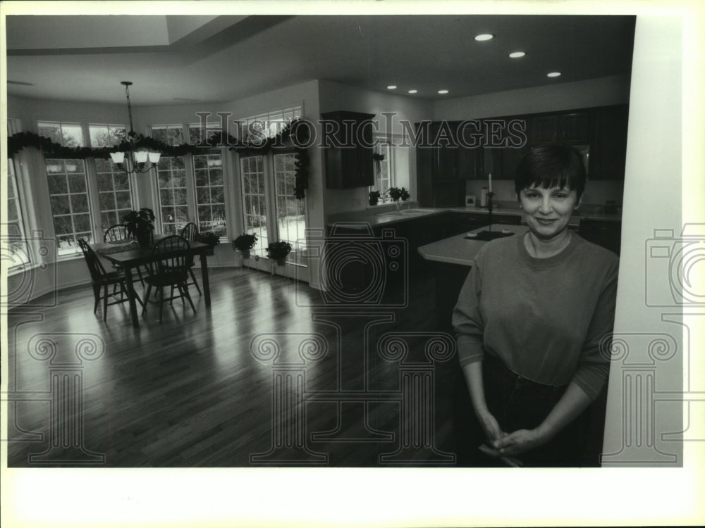 1994 Press Photo Karen Giardinelli in her Niskayuna, New York dream home kitchen - Historic Images