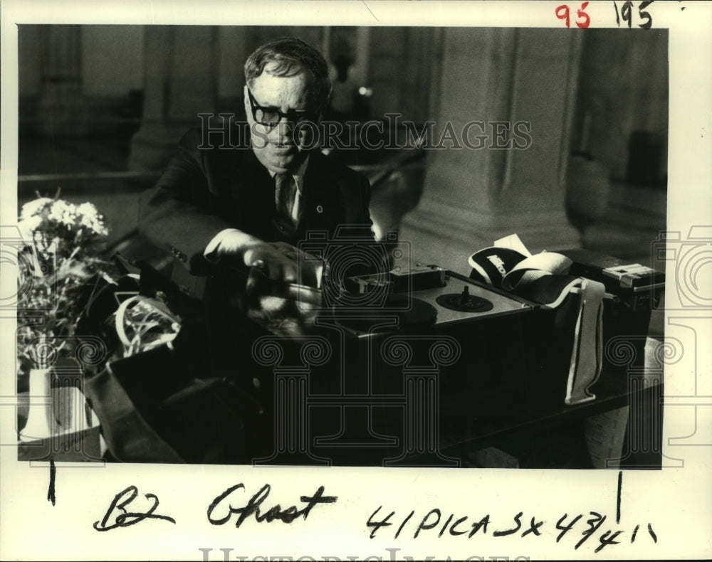 1983 Norman Gauthier checks in at Albany, New York Capitol building - Historic Images