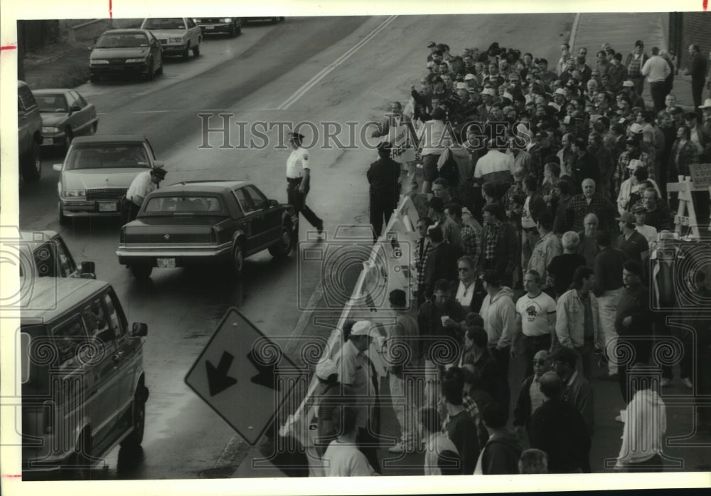 1994 Press Photo Schenectady, NY police officers manage General Electric strike - Historic Images