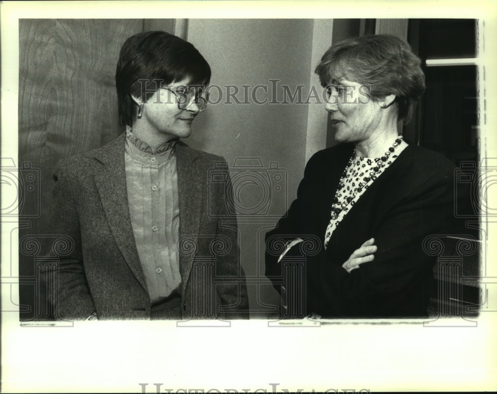 1988 Press Photo Dr. Barbara Grumet &amp; Roberta Glaros at Russell Sage College, NY - Historic Images