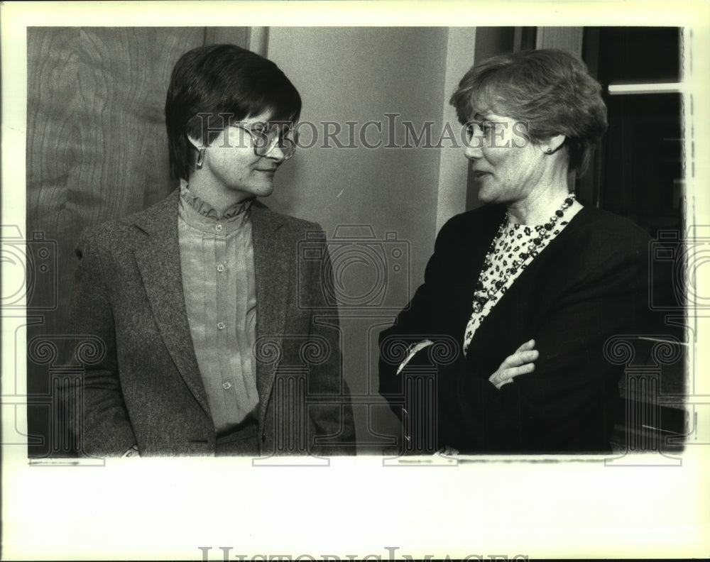 1988 Press Photo Dr. Barbara Grumet & Roberta Glaros at Russell Sage College, NY - Historic Images