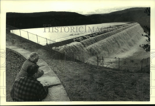 1987 Press Photo People watch water flow over dam spillway in Gilboa, New York - Historic Images