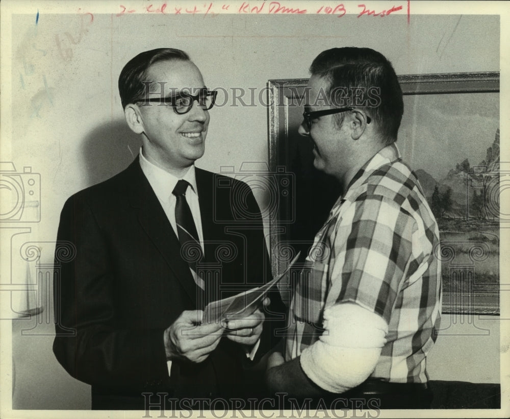 1969 Press Photo Vincent Bytner presents hero Joseph Zepf with cruise ticket, NY-Historic Images