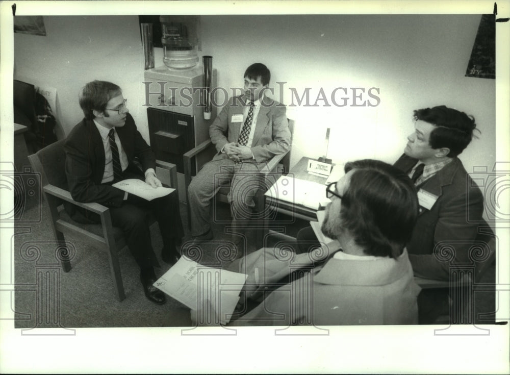 1990 Press Photo New York Assemblyman Zaleski meets with constituents in Albany - Historic Images