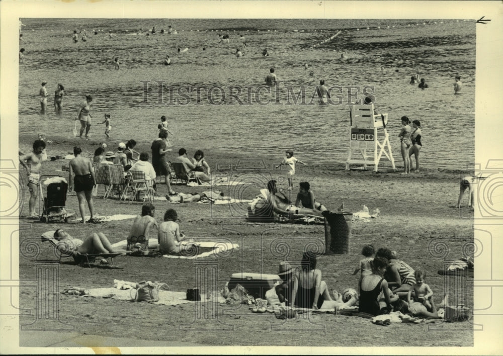 1986 Press Photo People enjoying the beach at Grafton State Park, New York - Historic Images