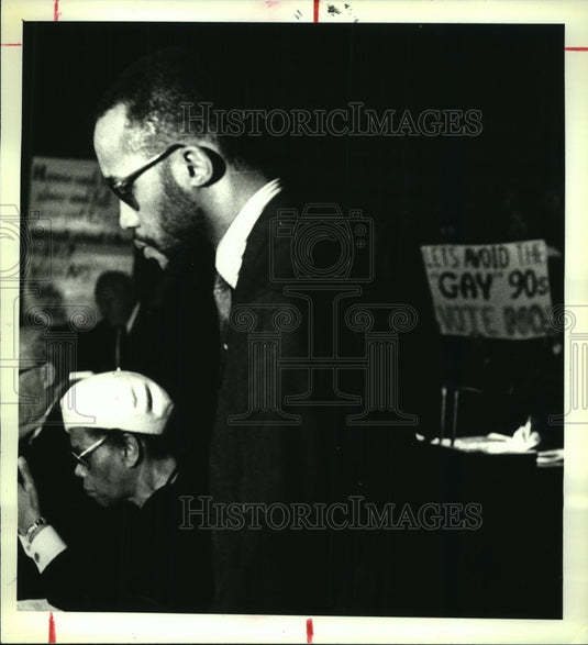 1991 Press Photo Keith St. John speaks at Albany, New York City Hall - tua04328 - Historic Images