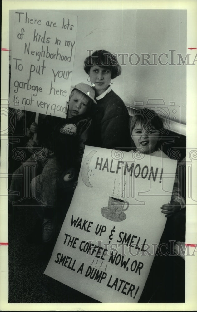 1990 Press Photo Family protesting potential dump site in Ballston Spa, New York - Historic Images