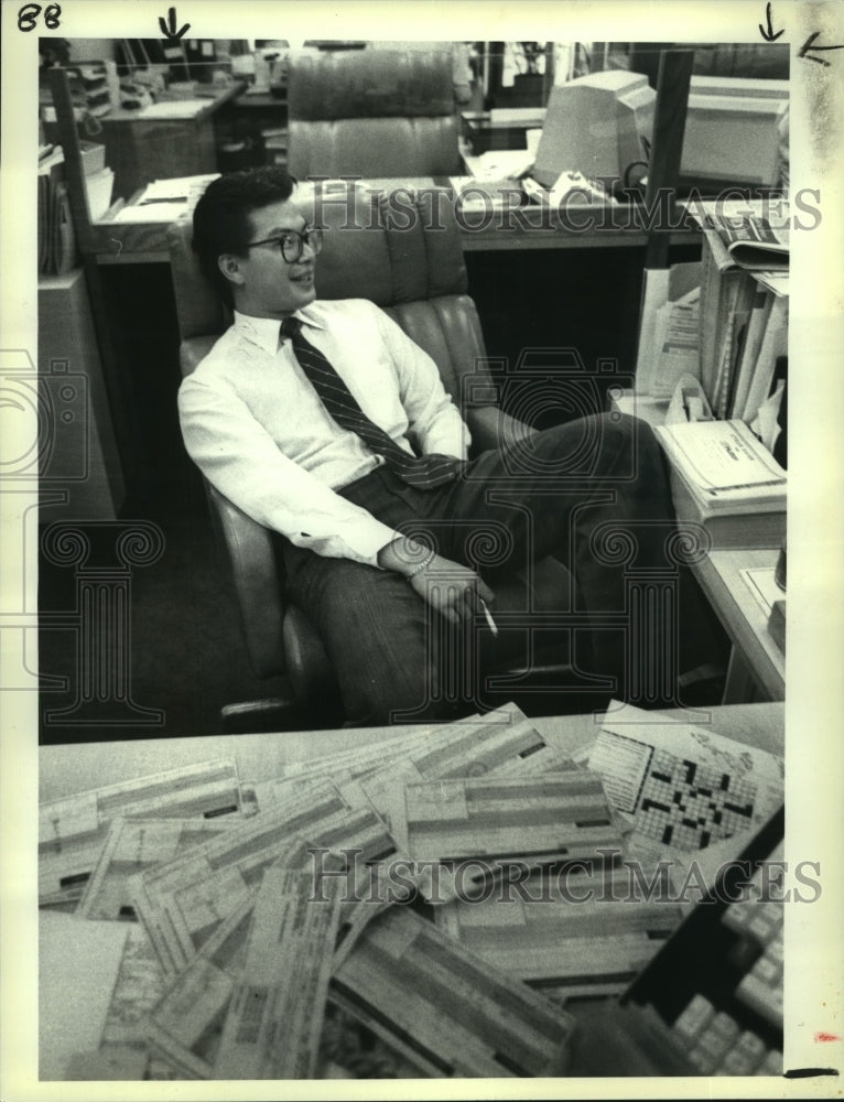 1987 Press Photo E.F. Hutton trader Rob Hom after market close, Albany, New York - Historic Images