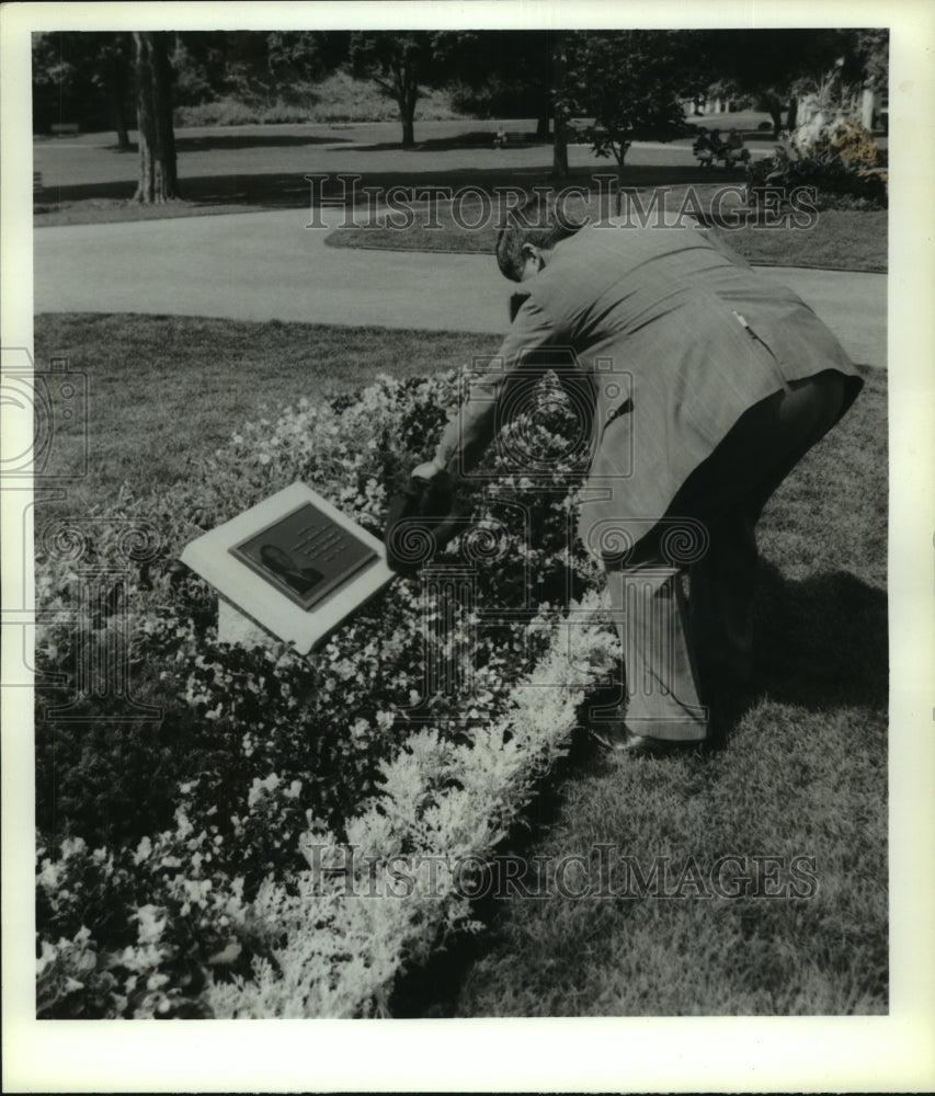 1993 Saratoga Springs, New York Commissioner dedicates plaque - Historic Images