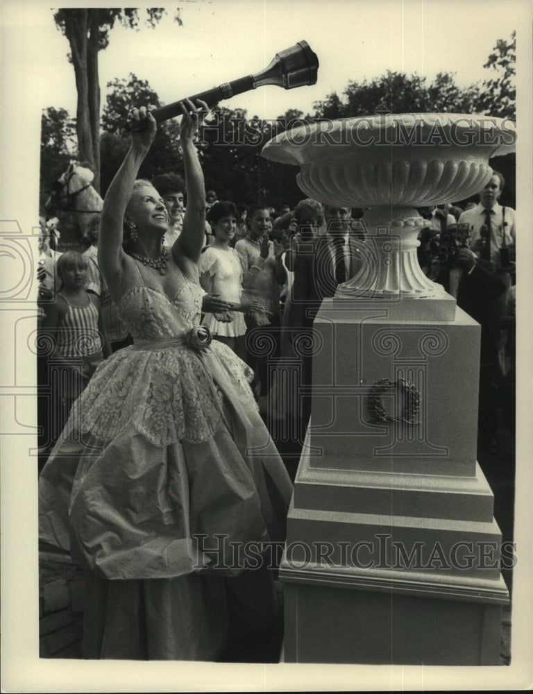 1984 Press Photo Mary Lou Whitney lights a torch outside Saratoga, NY casino - Historic Images