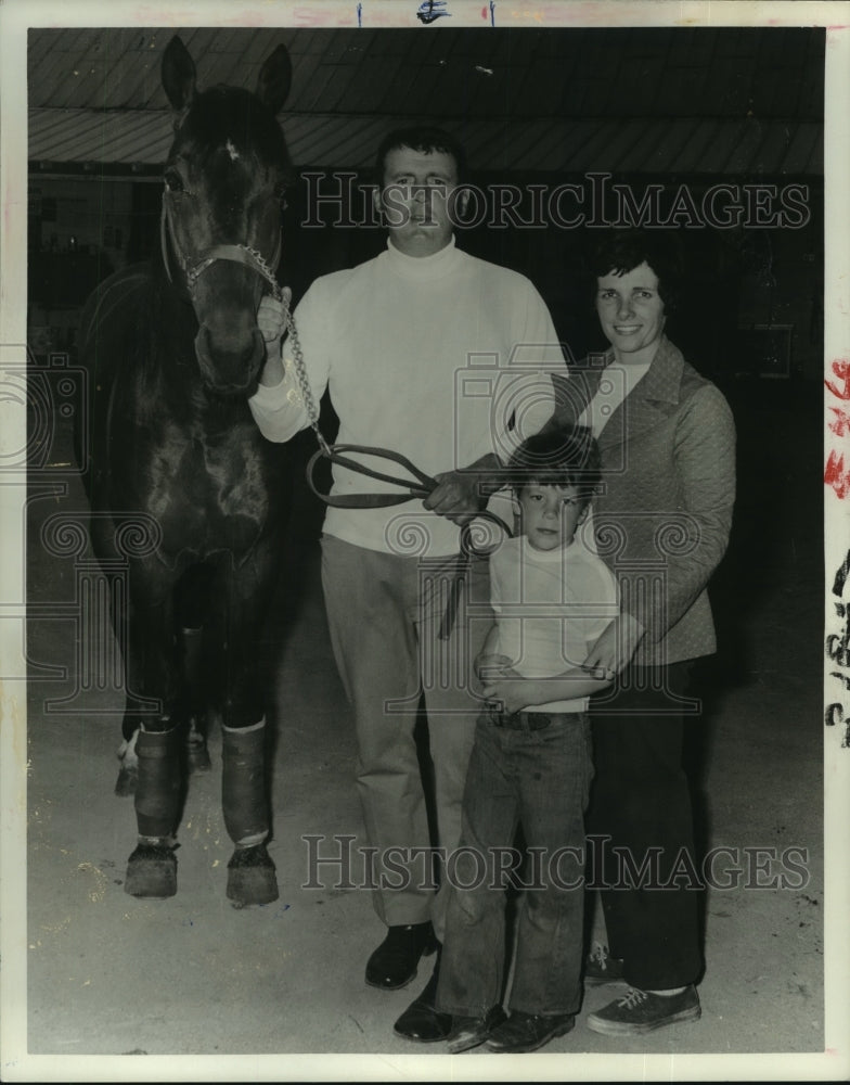 1974 Press Photo Gene White with wife, Mary Ann & son at horse stable-Historic Images